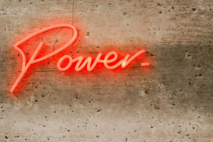 Schriftzug "Power" auf einer Korkwand