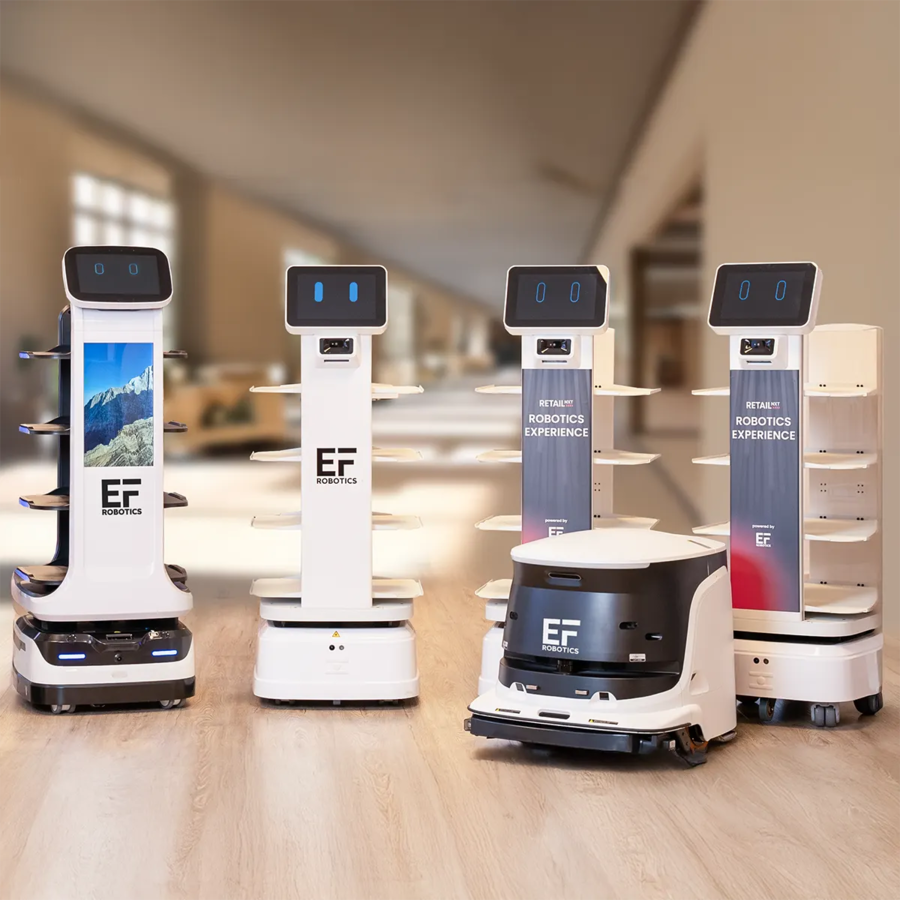 Mehrere Service-Roboter stehen in einem Raum in einer Reihe.