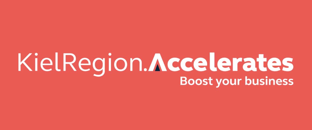 Logo des Projekts Kiel-Region-Accelesates. Weiße schrift auf rotem Hintergrund