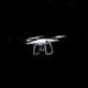 weiße, fliegende Drohne auf schwarzem Hintergrund