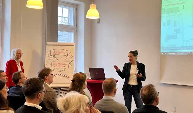 Vortragssituation: Julia Preuß von der Praktikumsbörse Rendsburg-Eckernförde präsentiert den Teilnehmenden wie einfach und unkompliziert die Online-Anmeldung funktioniert.