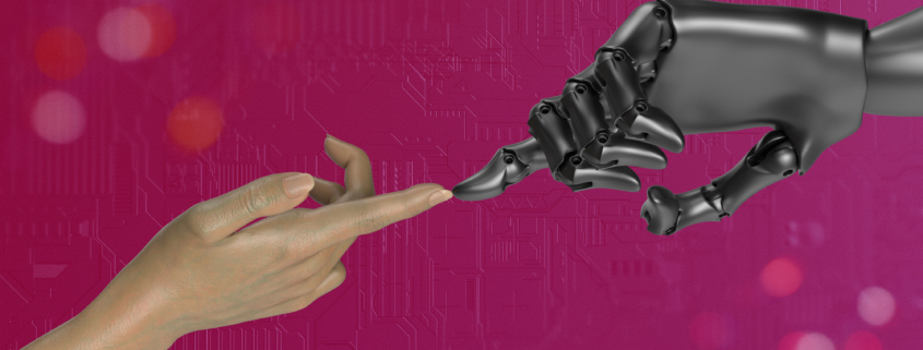 2 Hände berühren sich mit dem Zeigefinger. Links die Hand eines Menschen, rechts die Hand eines Roboters. Der Hintergrund ist pink.