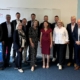 Gruppe von Menschen vor zwei Roll-ups des Verbands der Wirtschaftsförderungen in Schleswig-Holstein