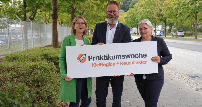 Schirmherr Claus Ruhe Madsen, Minister für Wirtschaft, Verkehr, Arbeit, Technologie und Tourismus (Mitte), Ulrike Wielatt, Geschäftsführerin KielRegion, (links) und Wiebke Ehlers, Geschäftsführerin Wirtschaftsförderungsagentur Plön, sehen eine gute Gelegenheit für Unternehmen, über die Praktikumswoche die Fachkräfte von morgen kennenzulernen. Bildquelle: Ministerium für Wirtschaft, Verkehr, Arbeit, Technologie und Tourismus des Landes Schleswig-Holstein